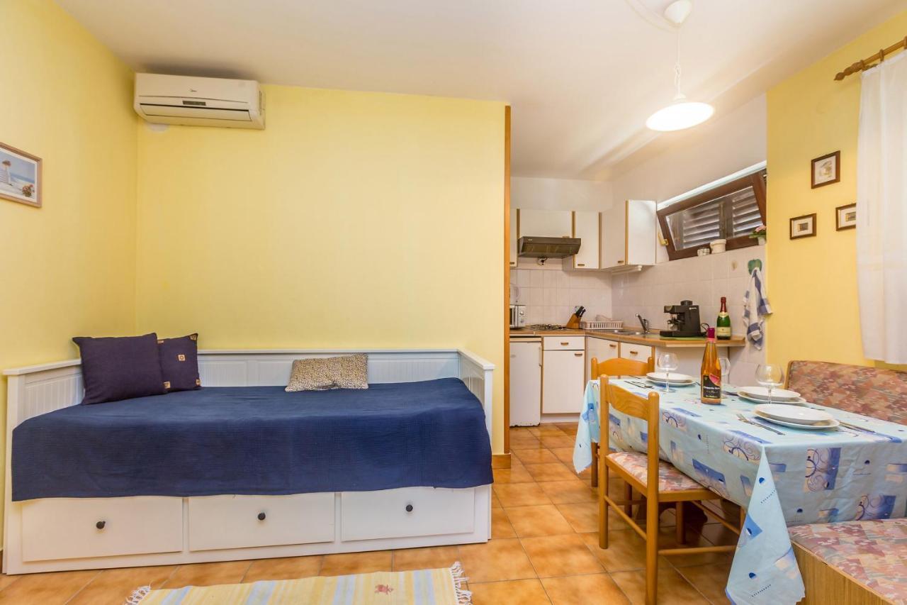 Apartments With A Parking Space Njivice, Krk - 5325 Ngoại thất bức ảnh